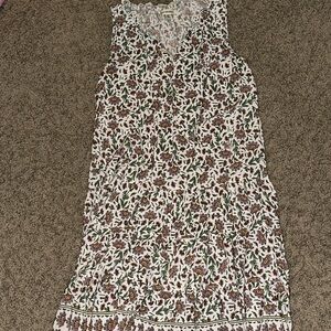 Very cute white dress with flowers! Very comfortable and simple.